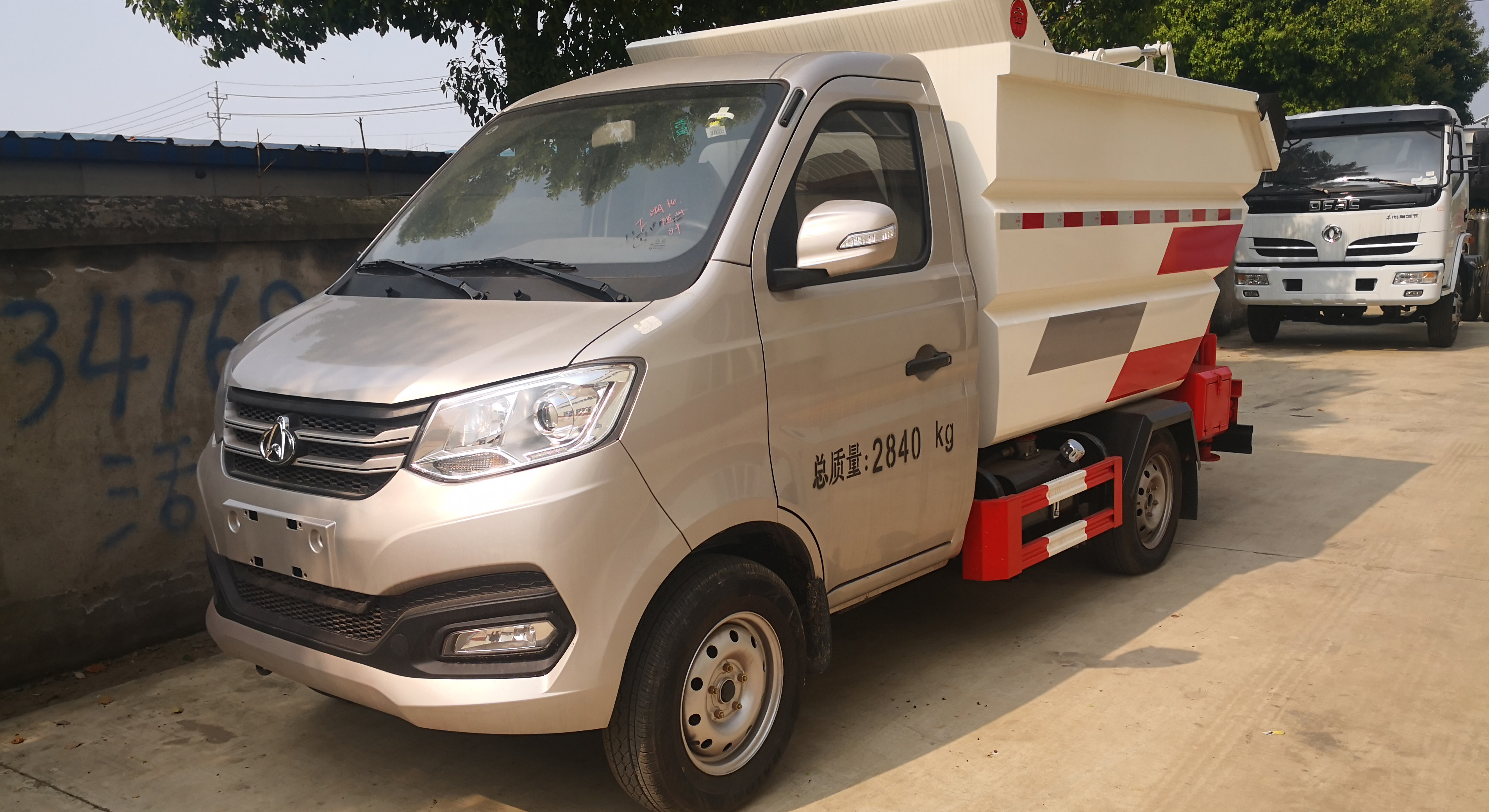 長(zhǎng)安無泄漏自裝卸式垃圾車