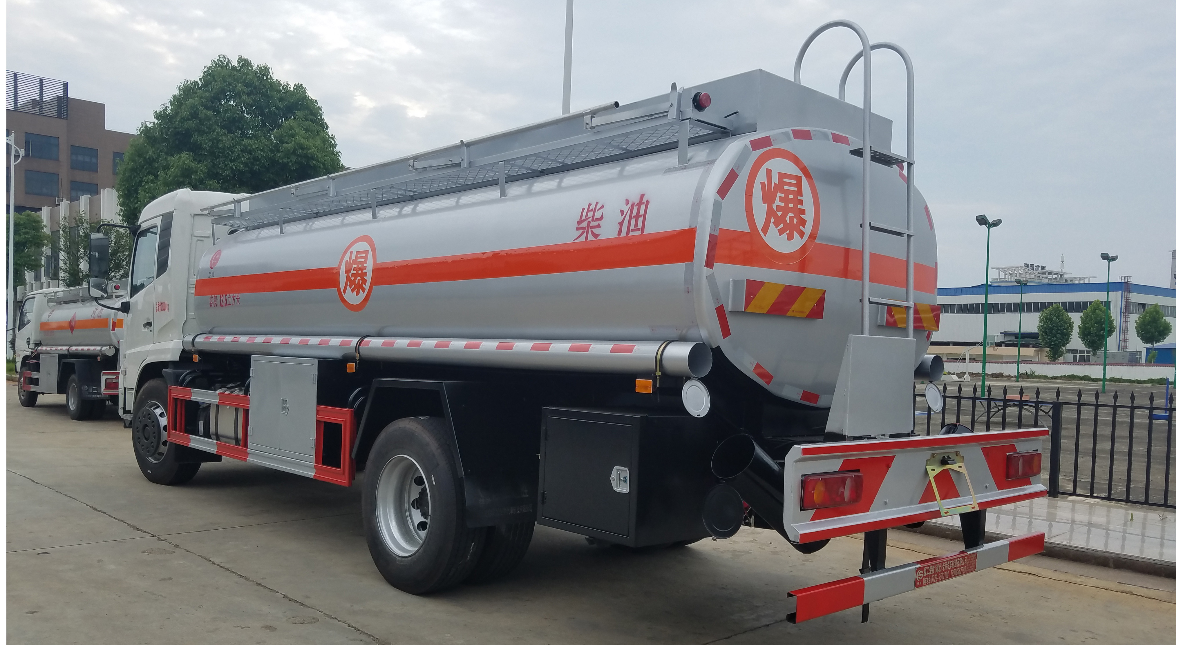 東風(fēng)天錦12.5方碳鋼罐運(yùn)油車(chē)