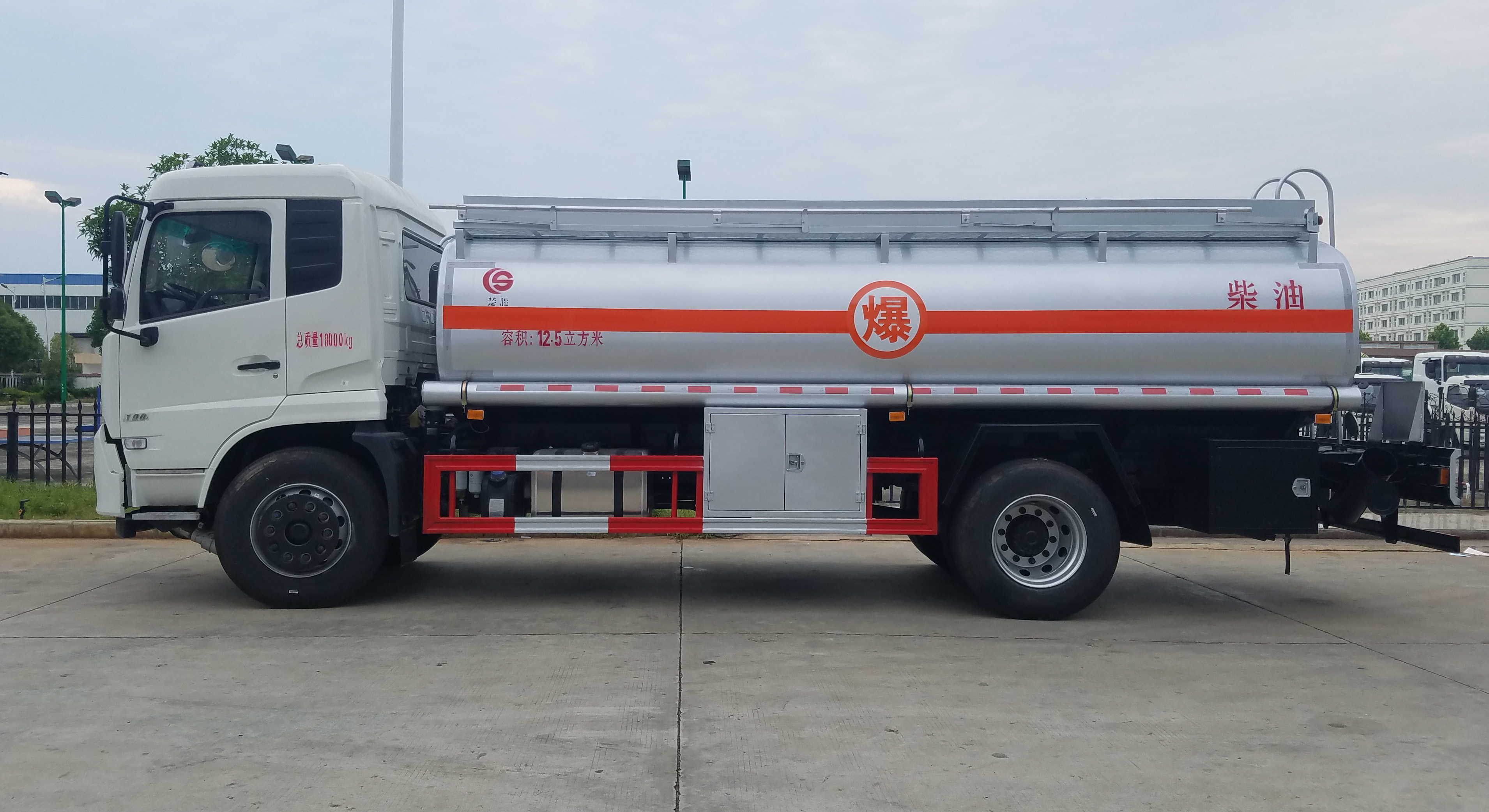 東風(fēng)天錦12.5方碳鋼罐運(yùn)油車(chē)