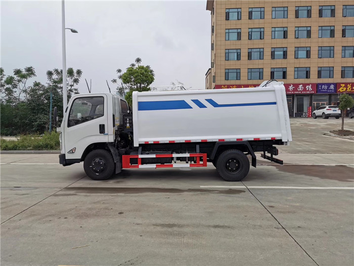 江鈴凱運(yùn)5方自裝卸式垃圾車(chē)