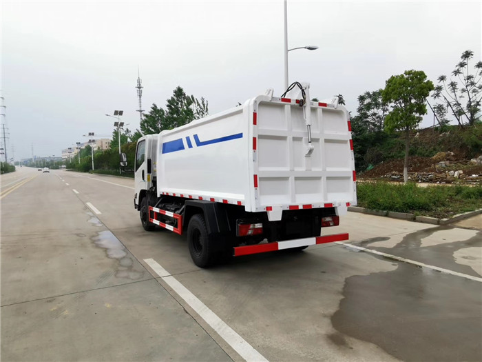 江鈴凱運(yùn)5方自裝卸式垃圾車(chē)