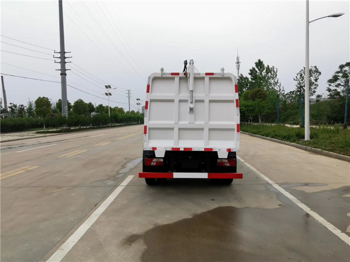 江鈴凱運(yùn)5方自裝卸式垃圾車(chē)