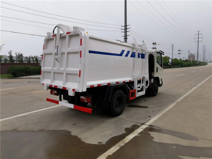 江鈴凱運(yùn)5方自裝卸式垃圾車(chē)