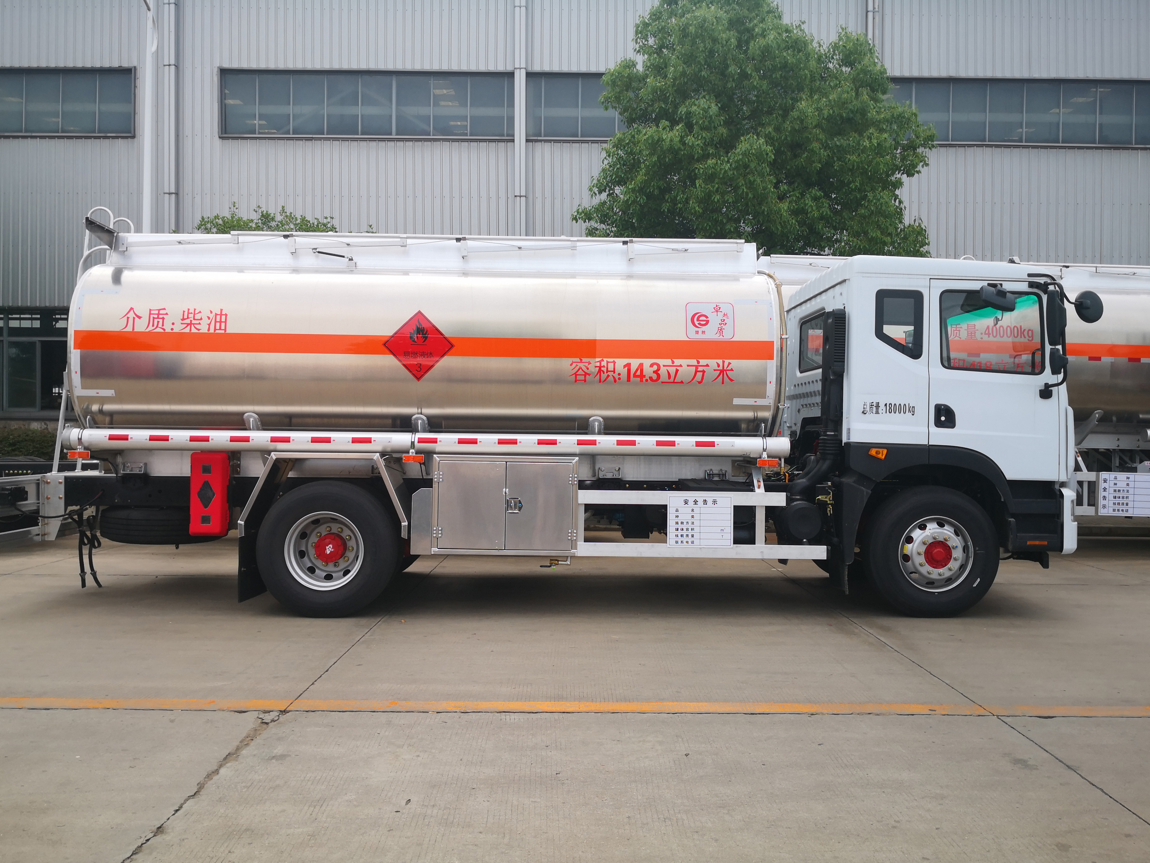 多利卡D9汽油14.3方，柴油16.2方鋁合金運(yùn)油車