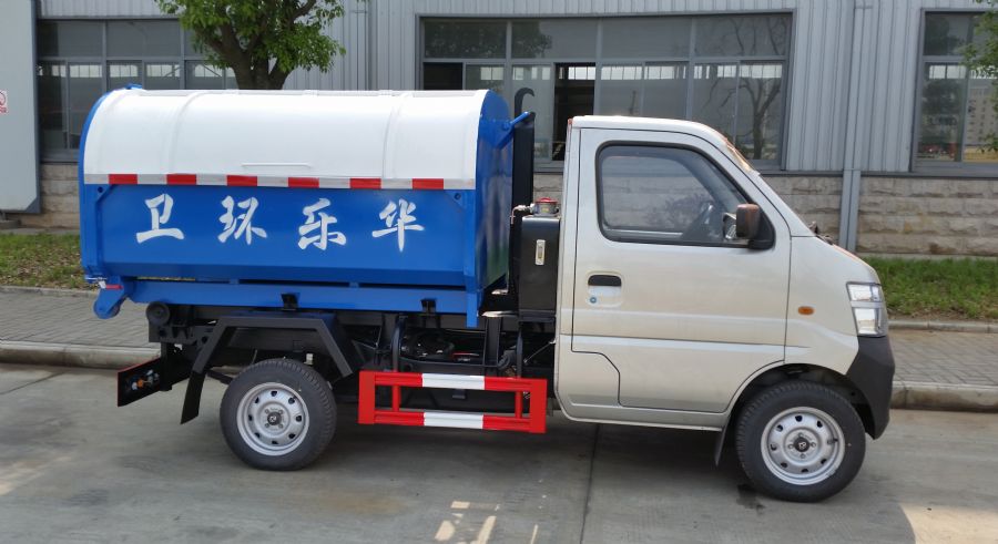 廈工楚勝為宜昌用戶生產(chǎn)的長安車廂可卸式垃圾車準備起運。